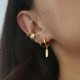 Pendiente ear cuff feather wrap pale gold orelia 2