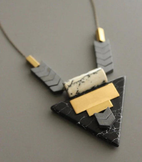 Collar geometrico triangulo negro david aubrey 1