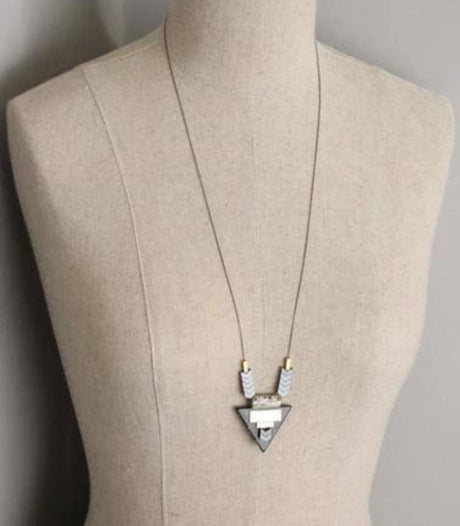 Collar geometrico triangulo negro david aubrey 2