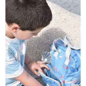 Mini mochila sharks play and store 2