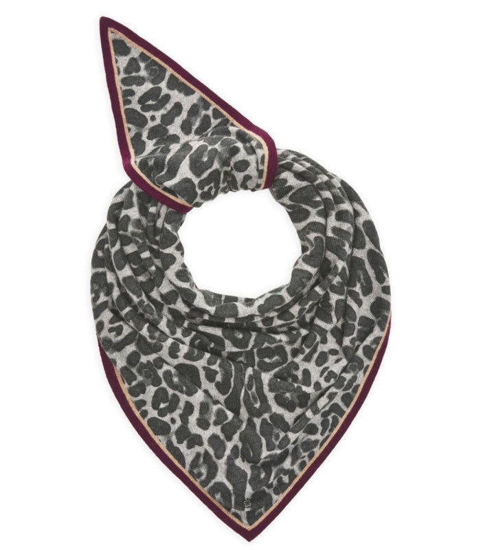 Panuelo triangular lana y cachemir leopardo grey codello 1