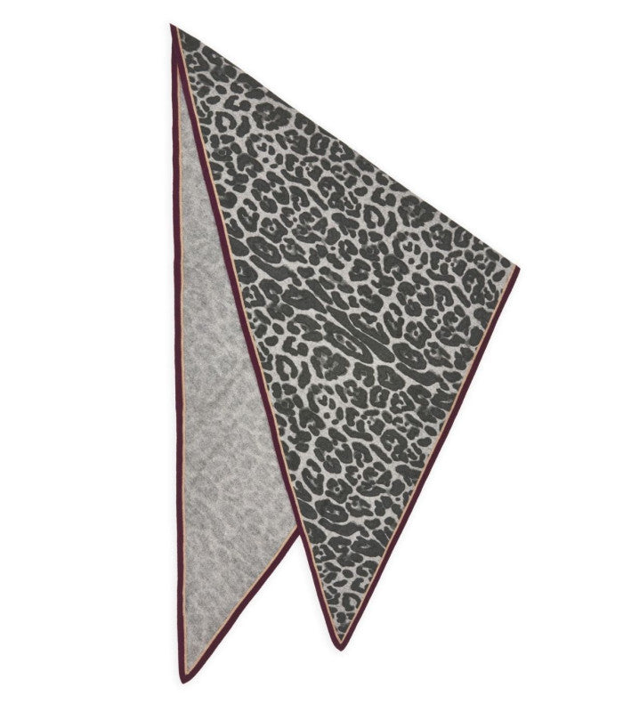 Panuelo triangular lana y cachemir leopardo grey codello 2