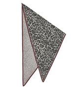 Panuelo triangular lana y cachemir leopardo grey codello 2