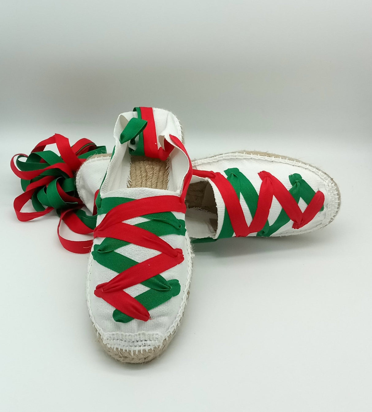Alpargatas blancas con cinta roja y verde - Dendago