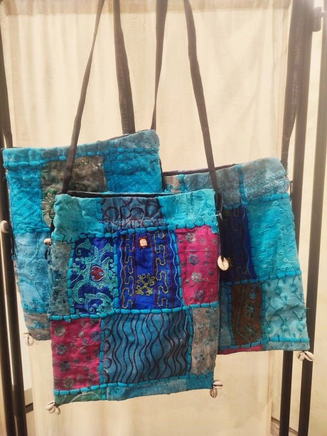 Bolso de bandolera en tonos azules, de India - Dendago
