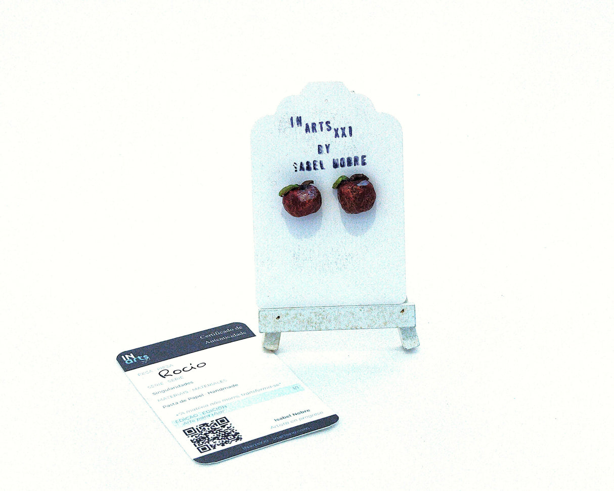 Pendientes de botón artesanales rojos modelo Rocio de la Serie Singularidades por Isabel Nobre, modelados en pasta de papel con certificado de autenticidad sobre posicionador blanco.