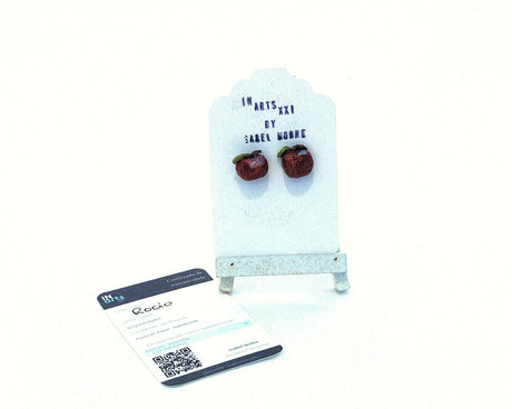 Pendientes de botón artesanales rojos modelo Rocio de la Serie Singularidades por Isabel Nobre, modelados en pasta de papel con certificado de autenticidad sobre posicionador blanco.