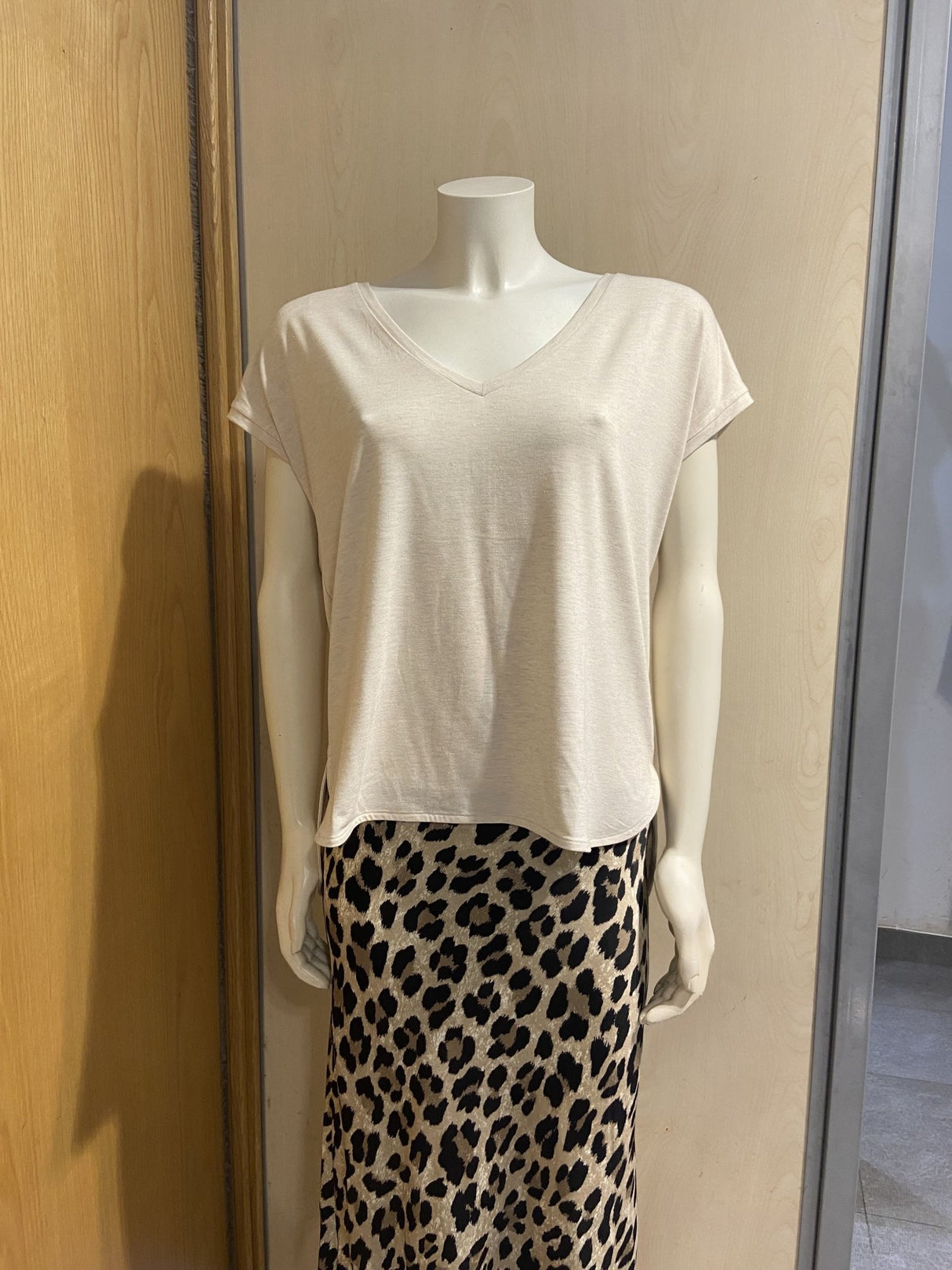 Camiseta Brilli - Brilli con Pico en Beige - Dendago