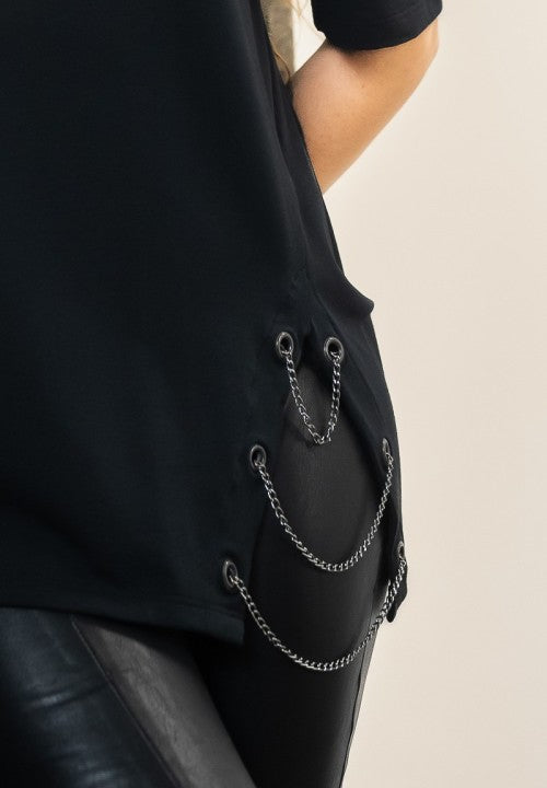 CAMISETA CON ABERTURAS Y CADENAS ANIMOSA