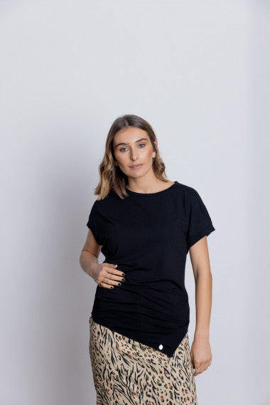 Camiseta negra asimetrica Bmb&Co