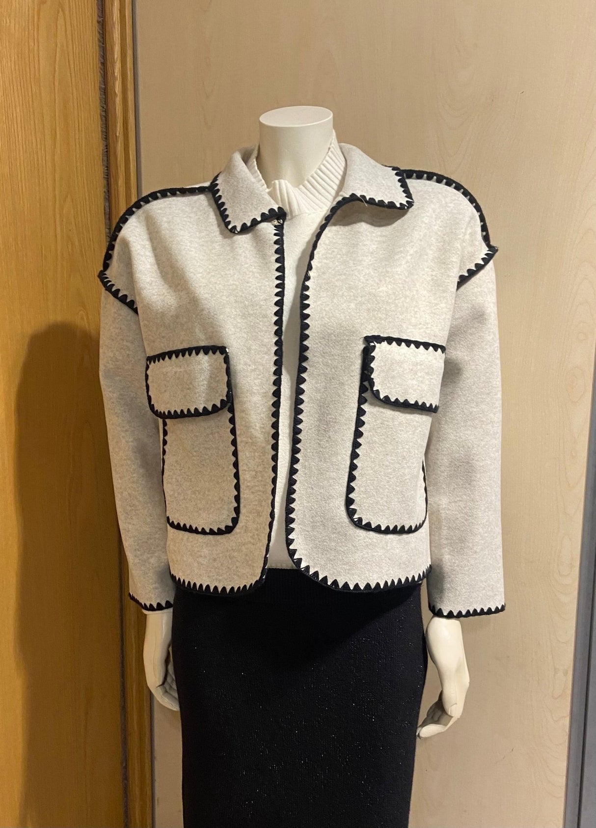 Chaqueta Beige con Pespuntes Negros - Dendago