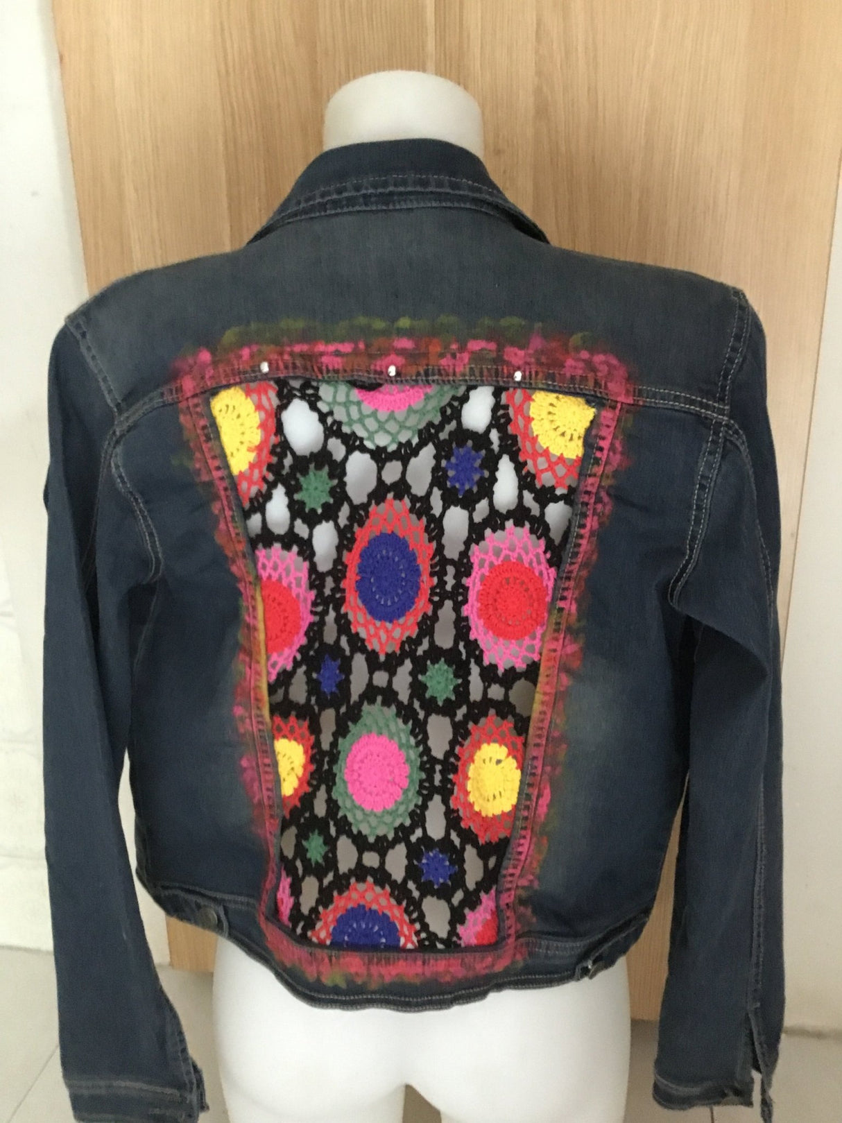 Chaqueta vaquera con ganchillo - Dendago