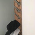 COLGADOR DE GORRAS DE MADERA - Color oscuro - Dendago