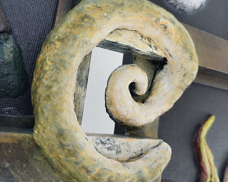 Cuadro decorativo de cuatro marcos con los elementos aire, tierra, agua y fuego modelados en pasta de papel con una espiral dorada central, línea Artside por Isabel Nobre.