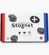 Juego Magnetic Battle de Stognet con piezas magnéticas negras para desafiar la lógica, la estrategia y la coordinación en partidas divertidas para toda la familia.