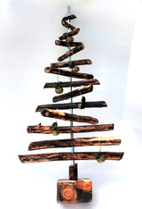 Escultura de árbol hecha con ramas carbonizadas mediante la técnica Yakisugi y decorada con manzanas Ibarbi de pasta de papel, de la Serie Elemental por Isabel Nobre