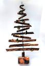 Escultura de árbol hecha con ramas carbonizadas mediante la técnica Yakisugi y decorada con manzanas Ibarbi de pasta de papel, de la Serie Elemental por Isabel Nobre