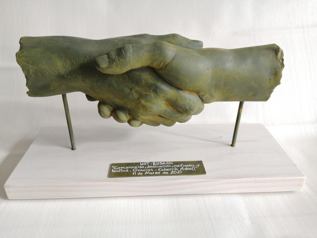 Escultura manos UGT - Dendago