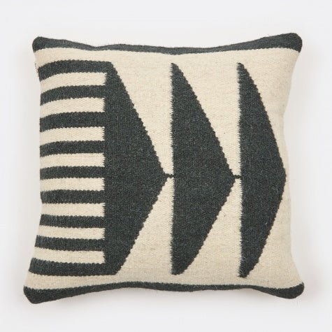 Estiloso cojín Kilim en tonos negros y blancos. - Dendago
