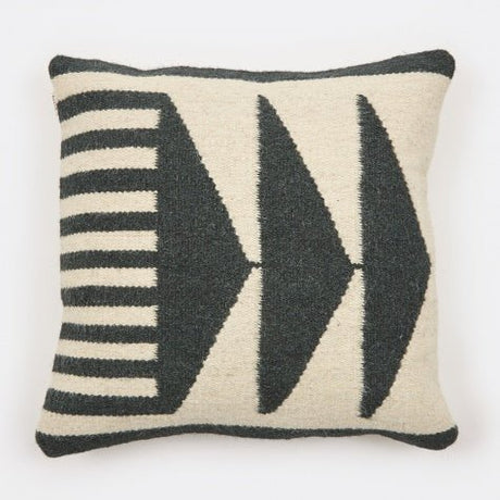 Estiloso cojín Kilim en tonos negros y blancos. - Dendago