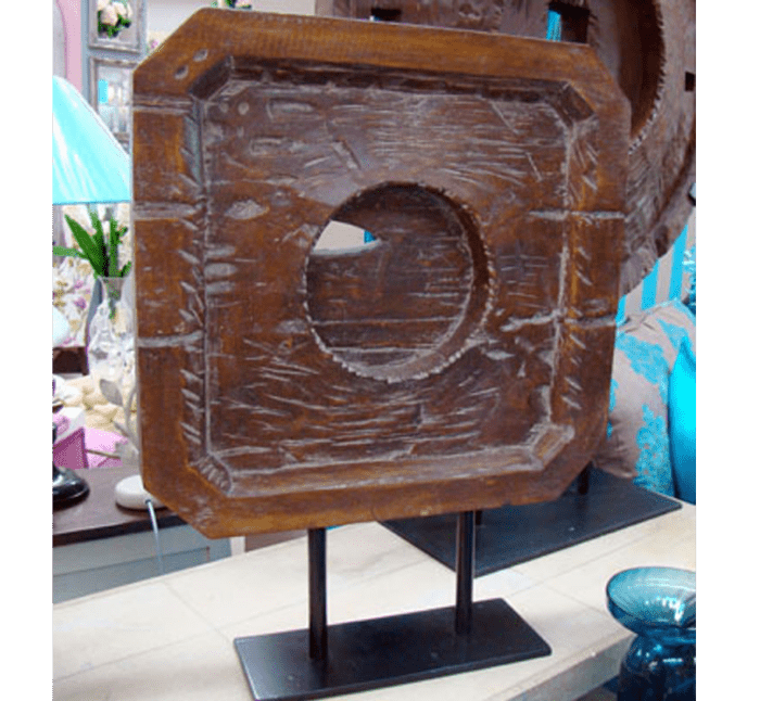 Figura cuadrada en madera reciclada con base metálica - Dendago