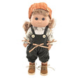 Muñeca Sara de By Tachán Toys, personaje valiente y aventurera con ropa moderna y expresión alegre, ideal para juegos imaginativos infantiles.