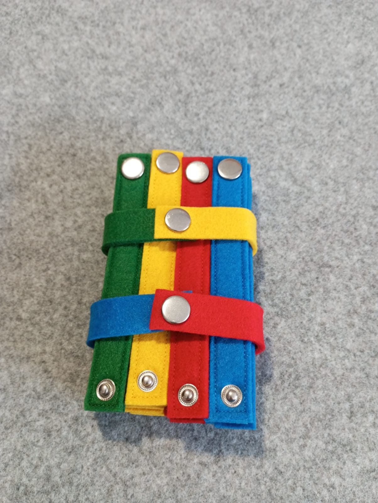 Juego de fichas de colores de fieltro COPIA LA FORMA - Dendago