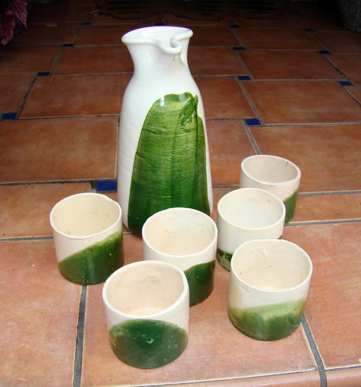 Juego de jarra y 6 tazas de barro modelo Jaraiz - Dendago