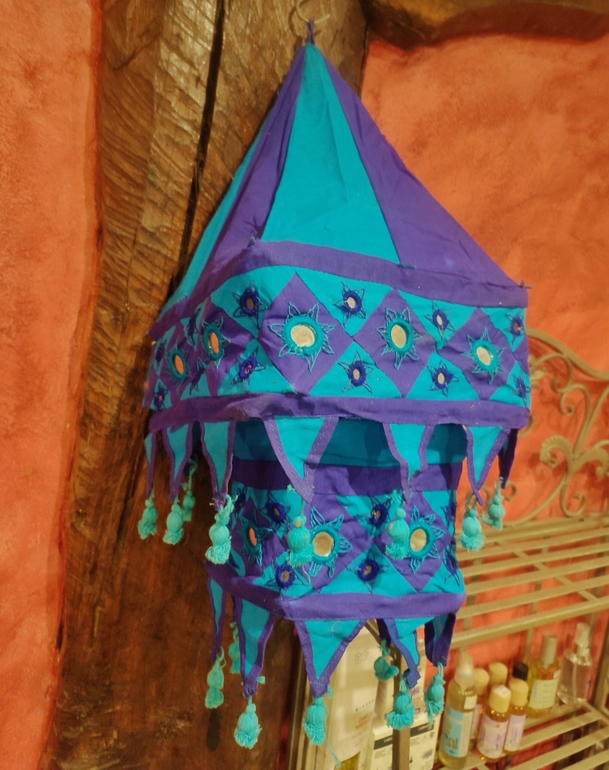 Lámpara de tela de 2 pisos en azul y morado. India - Dendago