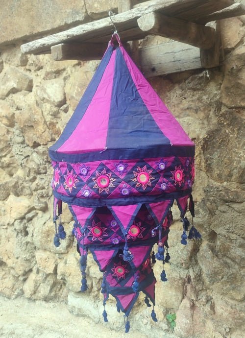 Lámpara de tela de 3 pisos en azul y fucsia. India - Dendago
