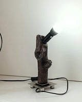  Lámpara de diseño Sentinela con tronco de madera flotante carbonizada Yakisugi sobre base metálica cuadrada de estilo industrial.