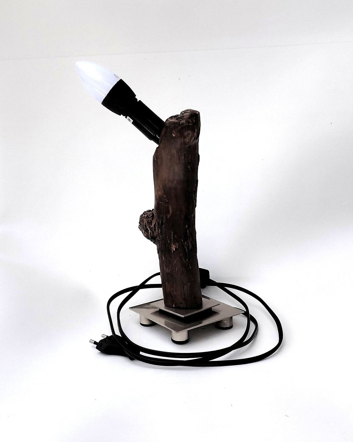  Lámpara de diseño Sentinela con tronco de madera flotante carbonizada Yakisugi sobre base metálica cuadrada de estilo industrial.