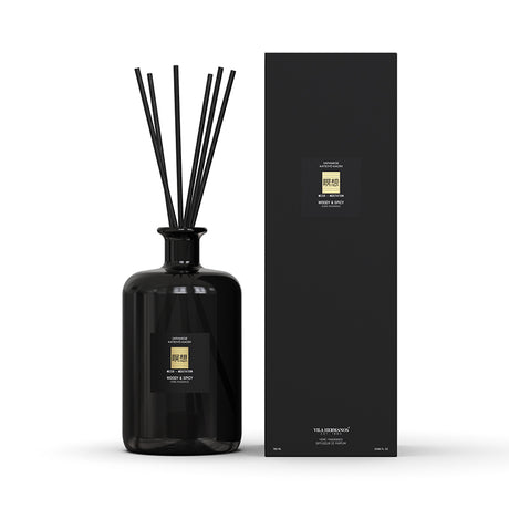 El mikado Woody & Spicy 750 ml perfuma tu hogar con una elegante combinación de notas amaderadas y especiadas. Su diseño sofisticado y su larga duración lo convierten en el difusor de aroma ideal para crear ambientes cálidos, acogedores y llenos de personalidad.