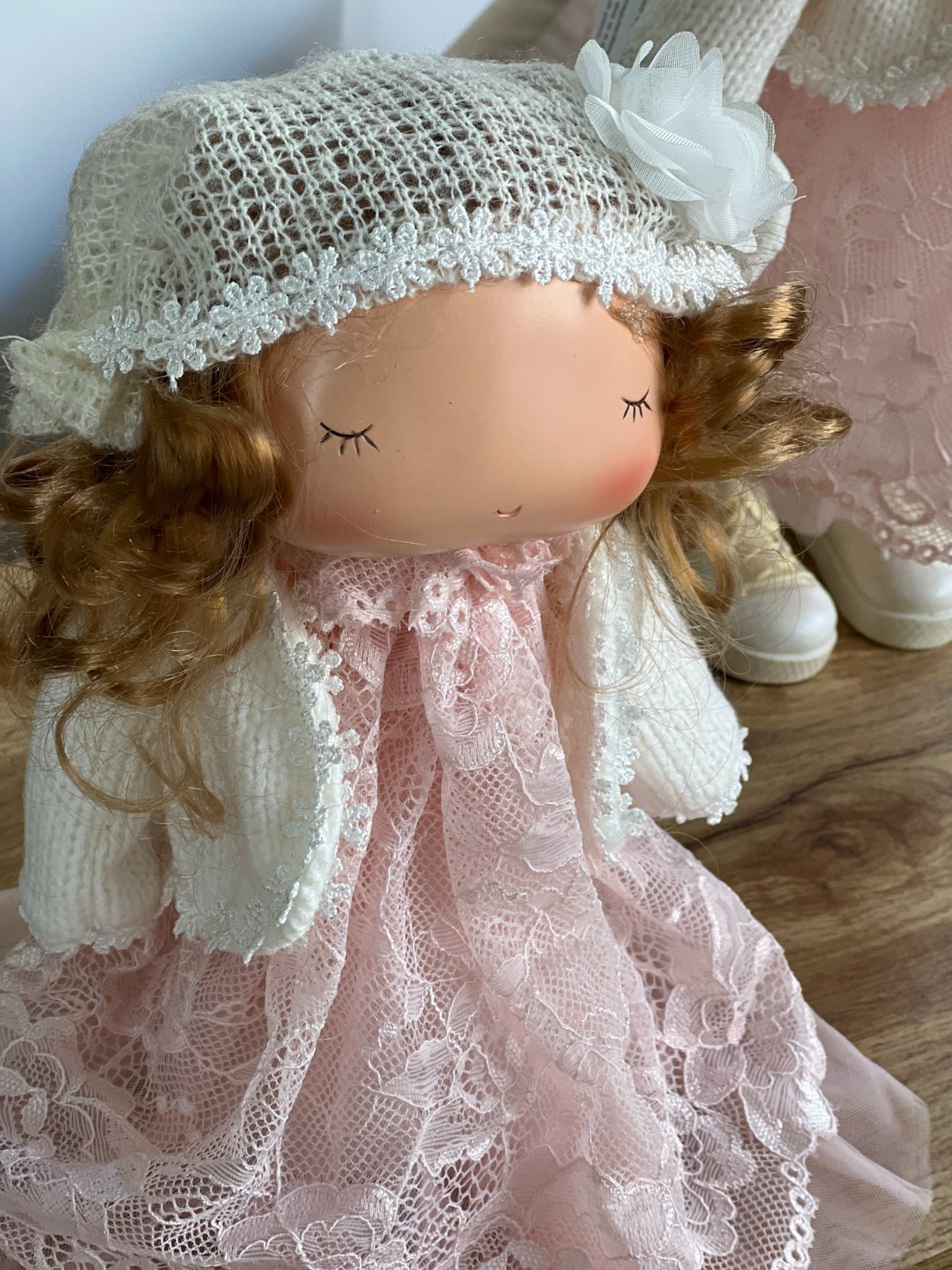 Muñeca de porcelana con vestido tul rosa - Dendago