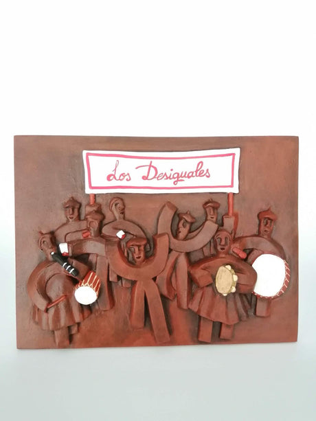 Pieza cerámica relieve cuadrilla de blusas - Dendago