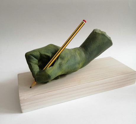 Pieza cerámica Reproducción manos con lápiz - Dendago