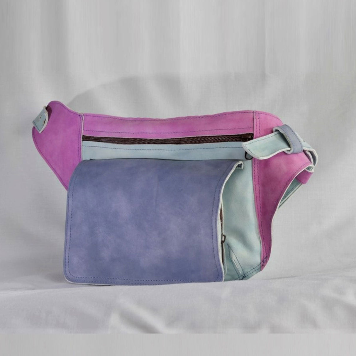 Producto Vasco Riñonera piel combinada rosa azul gran tamaño artesanía LARRUZKO ESKUAK - Dendago