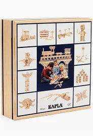 Caja de Kapla con 100 tablillas de madera natural para construir torres, puentes y todo tipo de estructuras creativas mediante el juego libre.