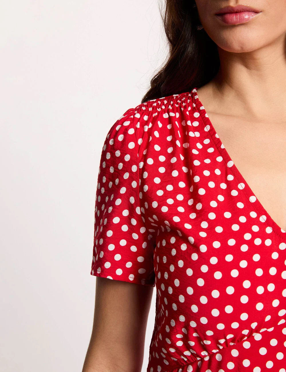 Vestido midi con cuello en V rojo Morgan