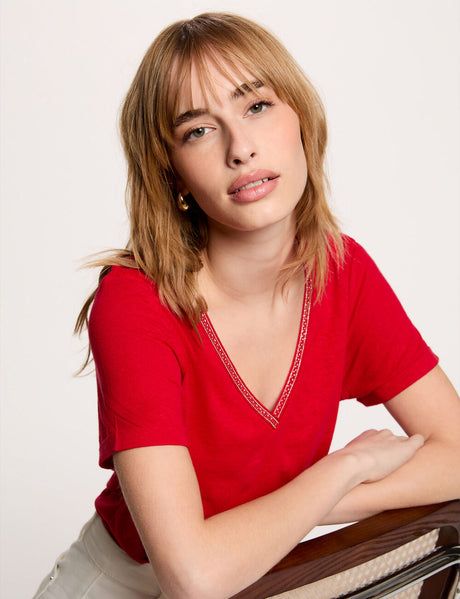 Camiseta con cuello en v con perlas rojo Morgan