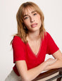 Camiseta con cuello en v con perlas rojo Morgan