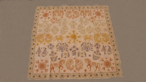 Tapiz de algodón con figuras en color crudo. 125 x 125 cm - Dendago