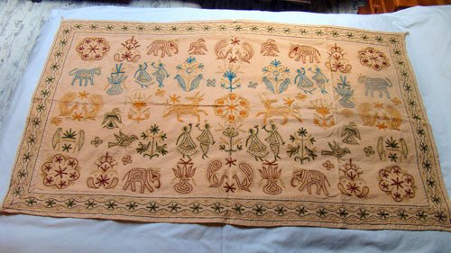 Tapiz de algodón con figuras en color crudo. 90 x 150 cm - Dendago