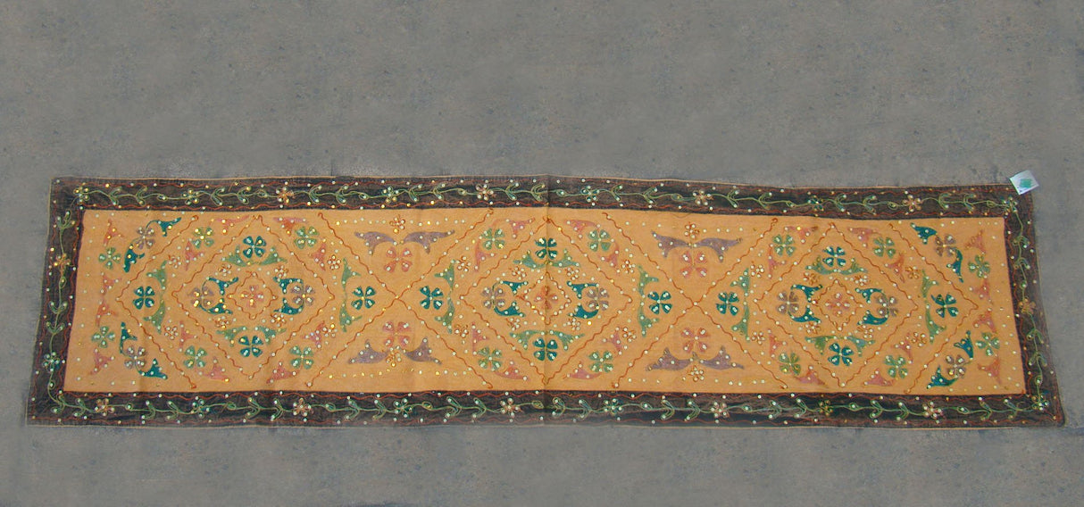 Tapiz naranja de algodón con lentejuelas. 190 x 40 cm - Dendago