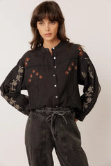 CAMISA NEGRO BORDADA CON VOLUMEN INDI&COLD