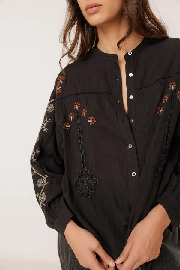 CAMISA NEGRO BORDADA CON VOLUMEN INDI&COLD