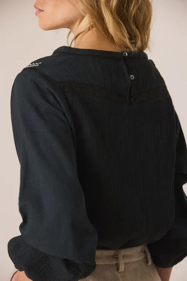 BLUSA NEGRO COMBINADA BORDADO A CONTRASTE