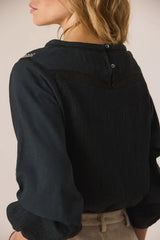BLUSA NEGRO COMBINADA BORDADO A CONTRASTE