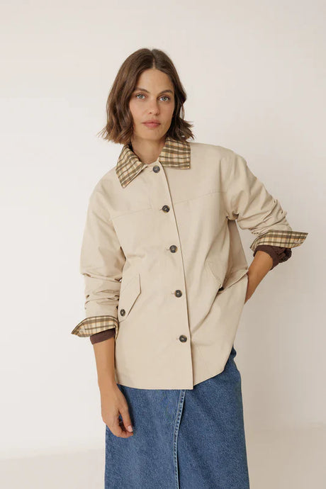 Gabardina corta cuello cuadros Indi&cold