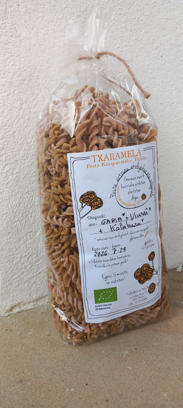 Espiralak gari semola integrala, kalabaza eta kurriarekin
